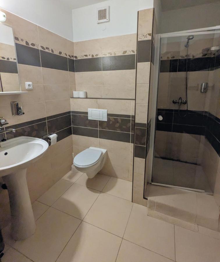 Hotel Alfa ทรุตนอฟ ภายนอก รูปภาพ