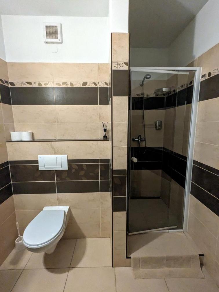 Hotel Alfa ทรุตนอฟ ภายนอก รูปภาพ